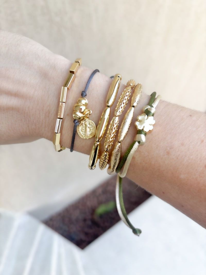 Pulseira Luxo vazada ( ajustável em fio de silicone)
