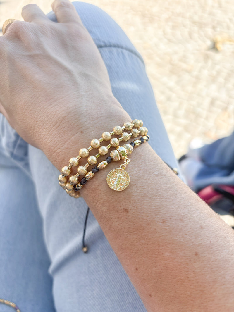 Pulseira fio de seda e medalha de São Bento