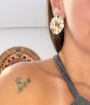 Brinco redondo ondulado com bolinhas